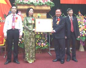 Được ủy quyền, đồng chí Bùi Văn Tỉnh, Chủ tịch UBND tỉnh trao Huân chương Lao động hạng nhì cho ngành KH&CN